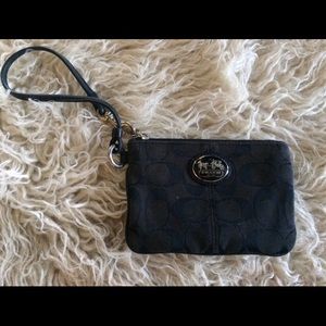 GUC-Coach Small Signature Wristlet